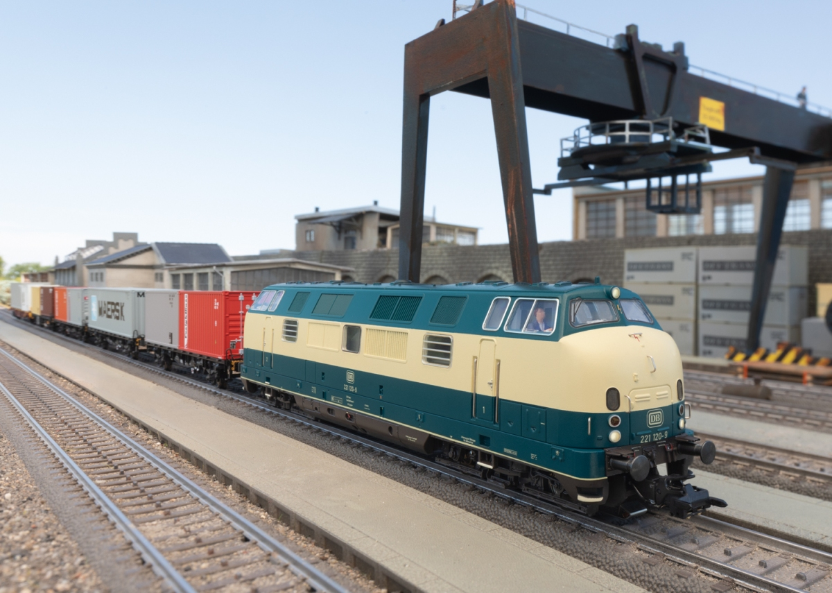 Märklin 37824 Schwere Diesellokomotive Baureihe 221 DB