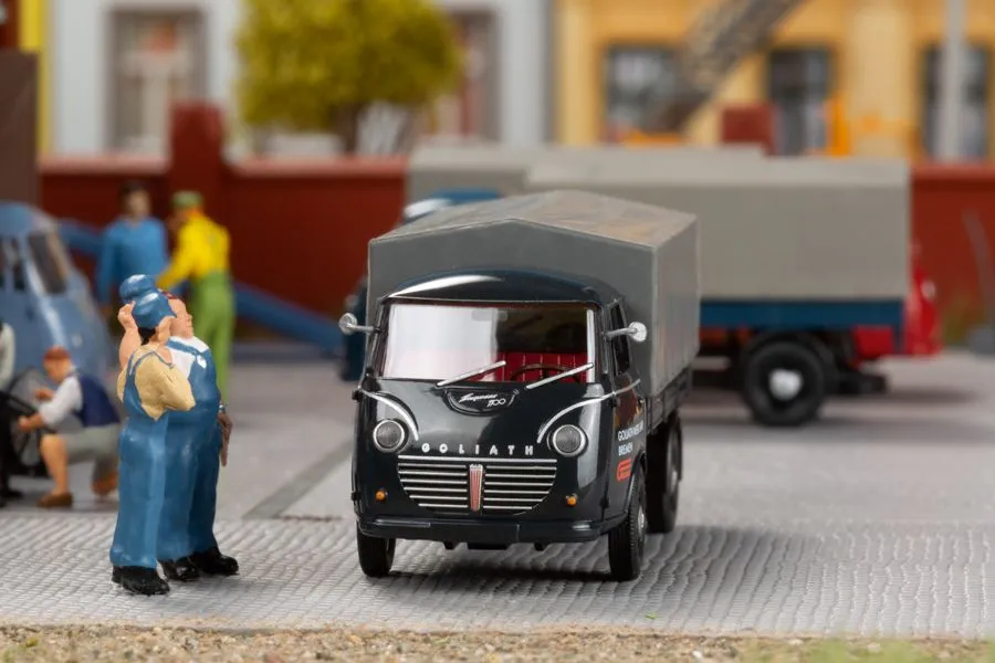 Auhagen 66027 MC Goliath Expr. 1100 Pritschenwagen mit Plane Edition Goliath Werk