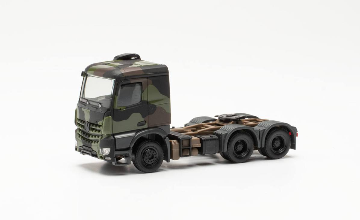 Herpa 747028 Mercedes-Benz Arocs 6x4 Zugmaschine Bundeswehr flecktarn