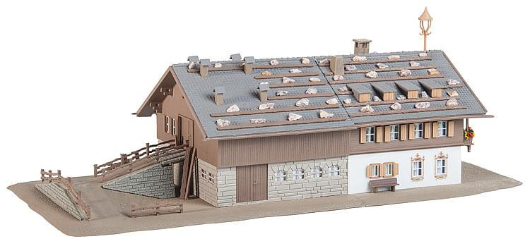 Faller 232199 Großer Alpenhof mit Scheune