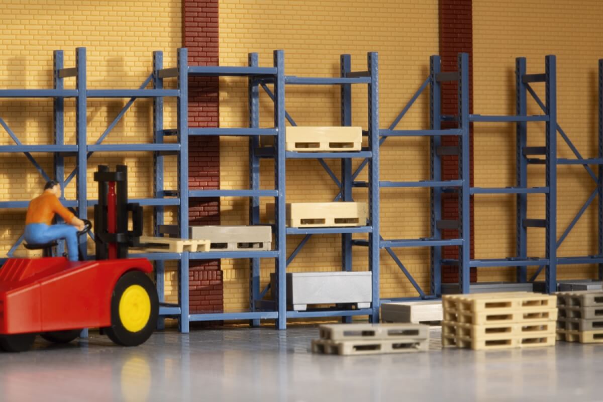 Auhagen 41660 H0 Schwerlastregal und Paletten