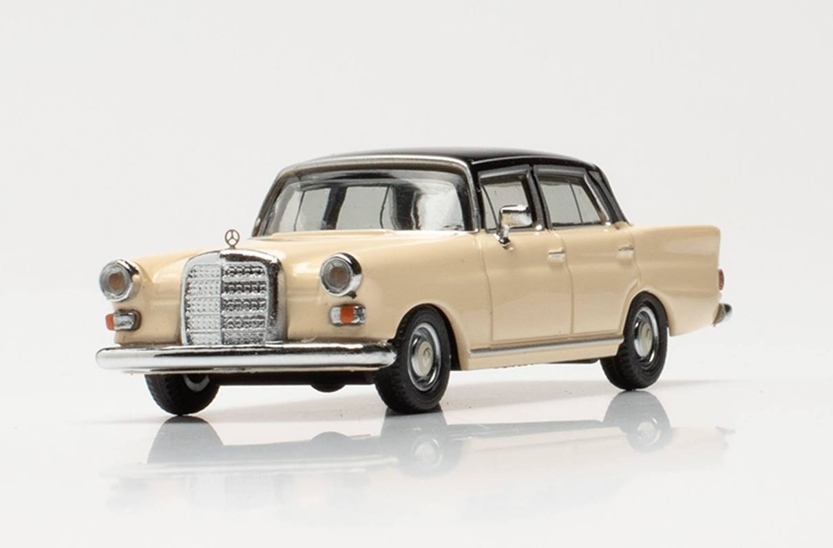 Herpa 420457-003 Mercedes-Benz 200 Heckflosse creme
