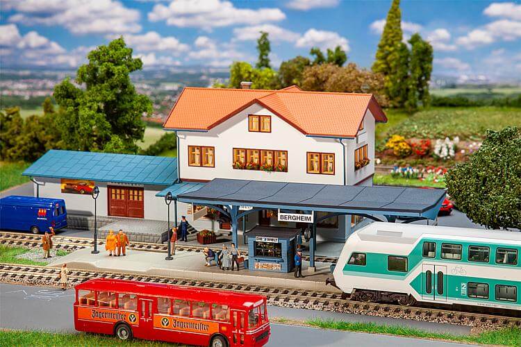 Faller 120106 H0 Bahnsteig mit Ausschmückungszubehör