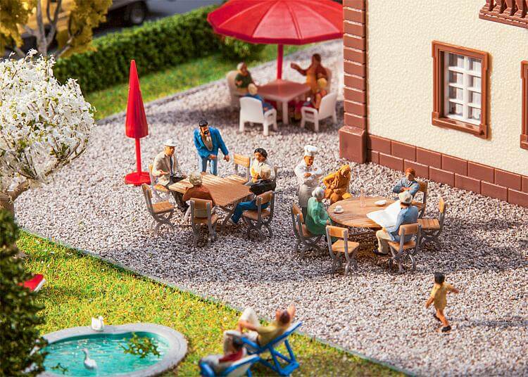 Faller 180957 2 Tische und 12 Stühle