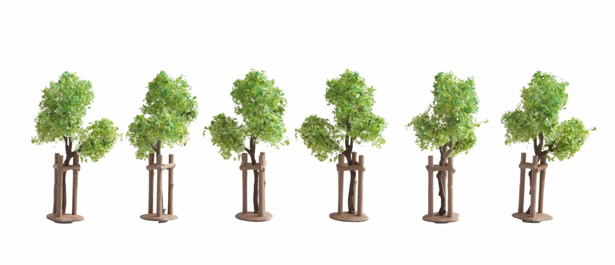 Noch 21538 Junge Bäume mit Baumstützen 