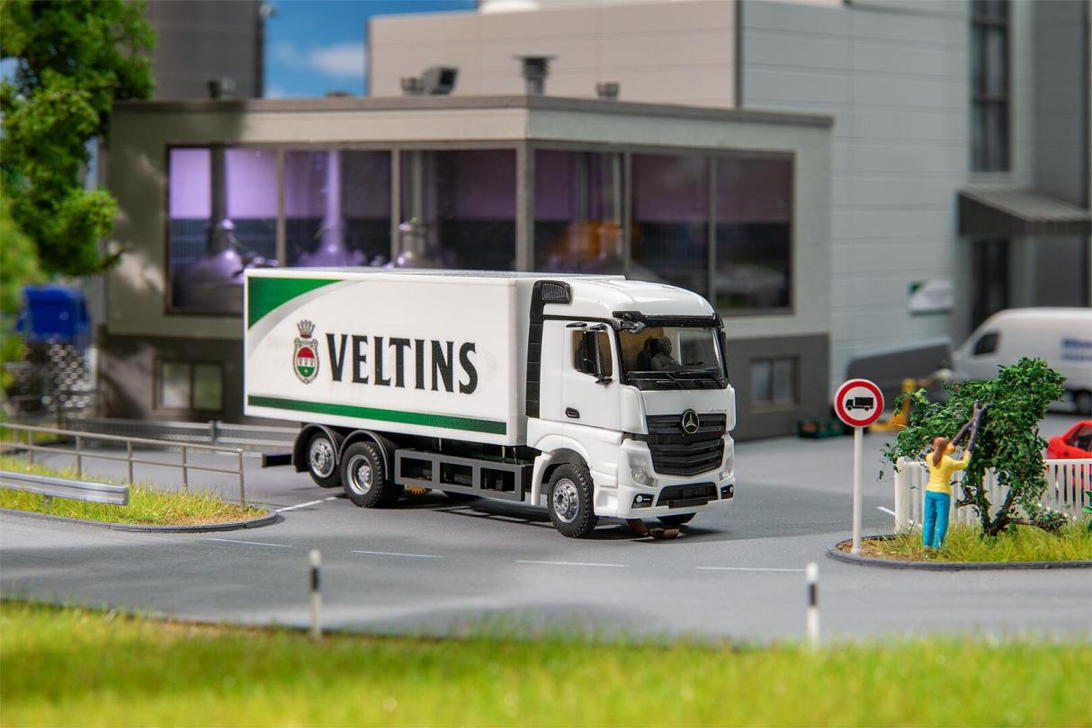 Faller 161439 LKW MB Actros Streamspace Kofferaufbau Veltins Gettränke HERPA