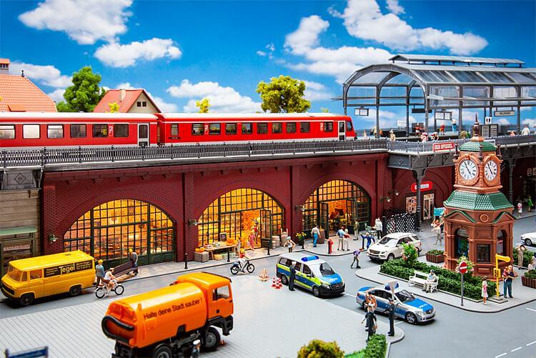 Faller 120571 H0 Arkaden mit Geschäften und Inneneinrichtungen