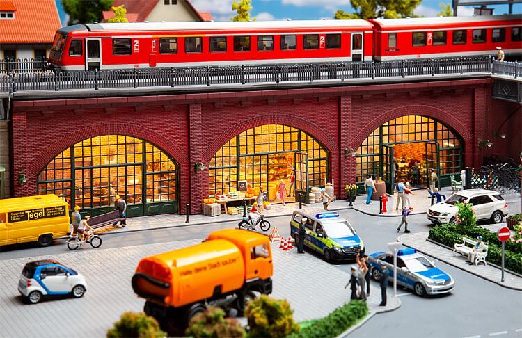 Faller 120571 H0 Arkaden mit Geschäften und Inneneinrichtungen