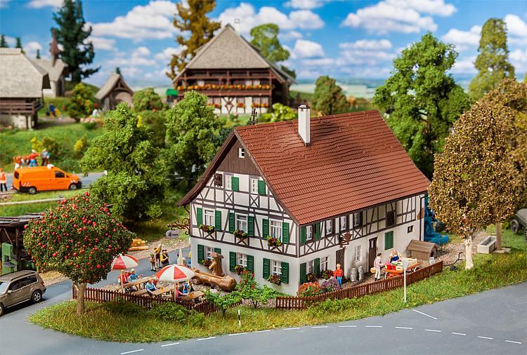 Faller 130556 Bauernhaus mit Wirtschaft