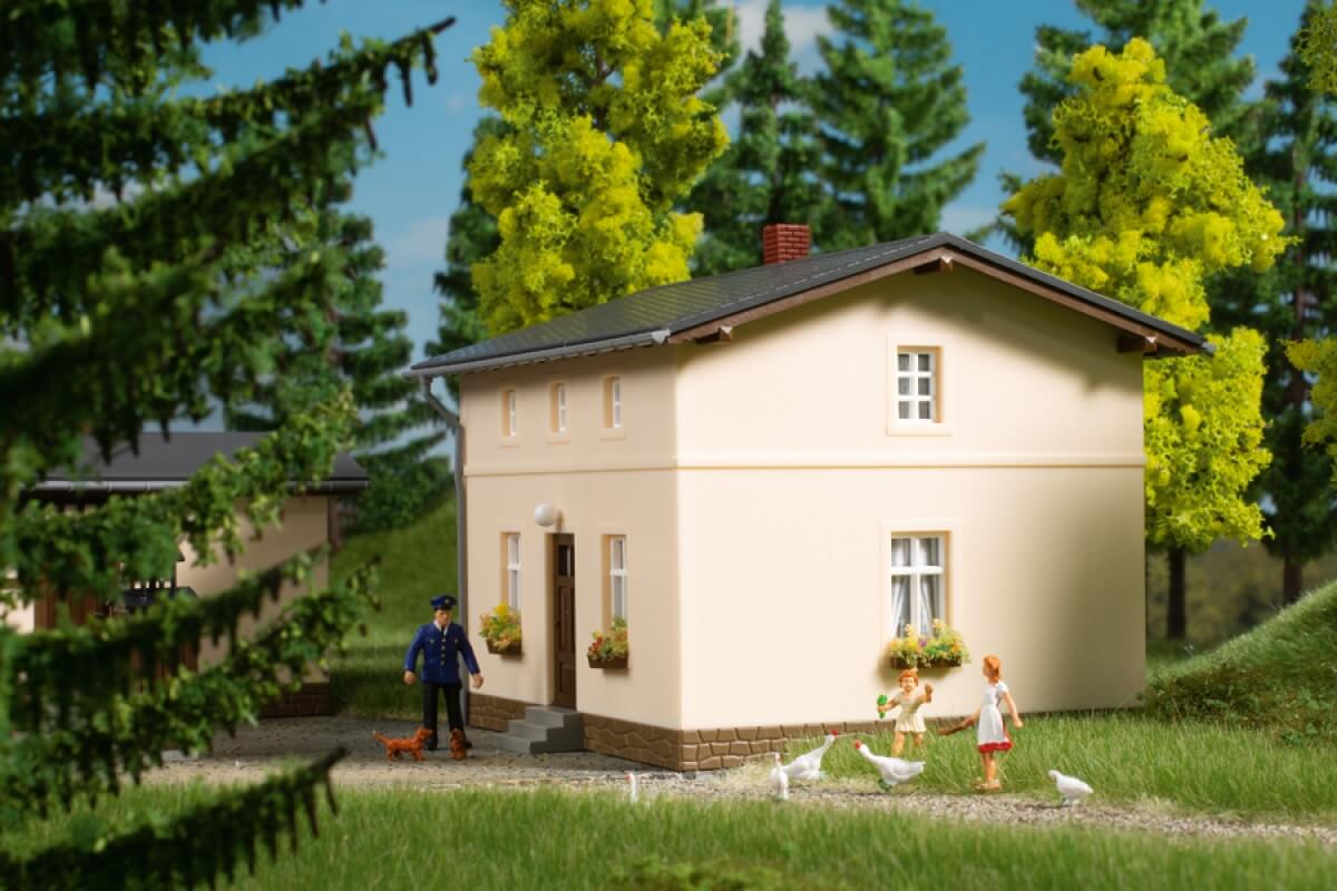 Auhagen 11457 H0 Bahnwärterwohnhaus mit Nebengebäude