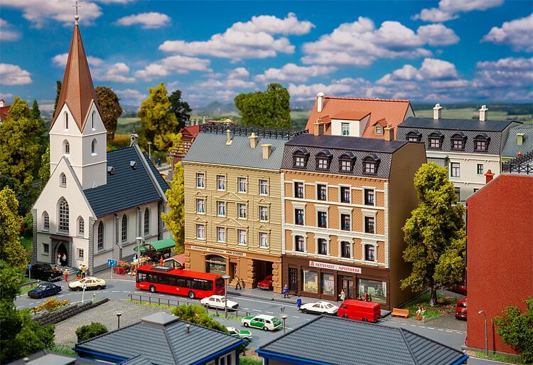 Faller 232384 Spur N Stadthäuser mit Apotheke und Delikatessenhandel