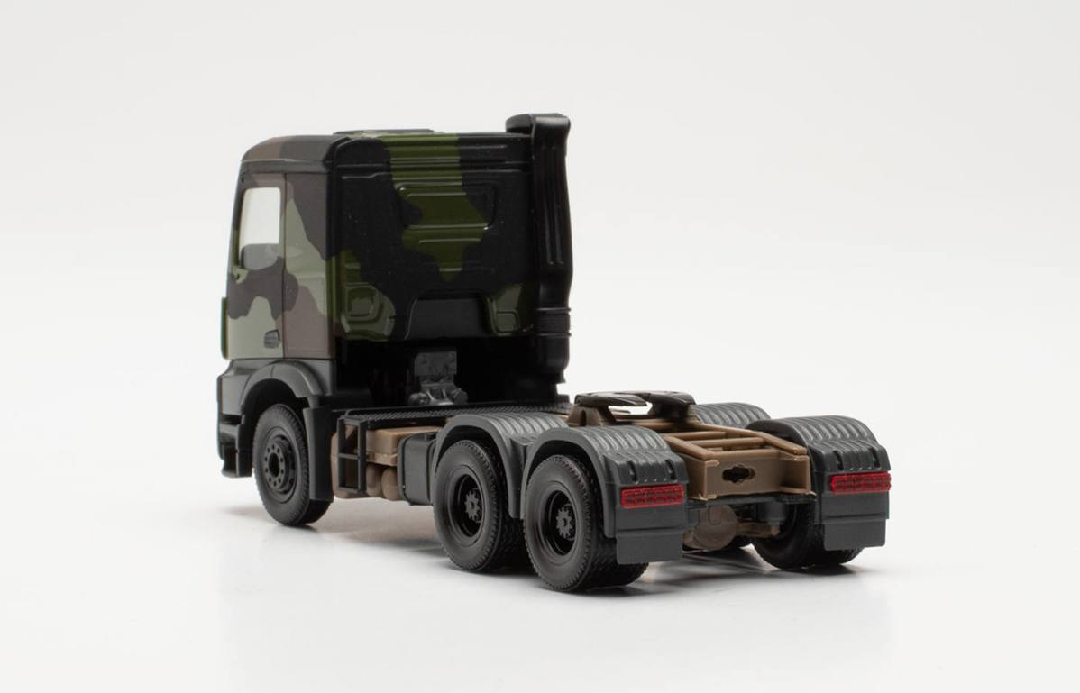Herpa 747028 Mercedes-Benz Arocs 6x4 Zugmaschine Bundeswehr flecktarn