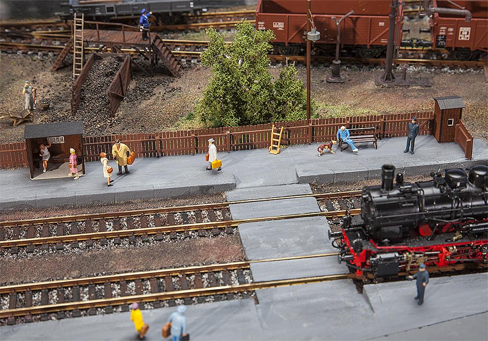 Faller 120219 Wartehaus mit Bahnsteigsperre