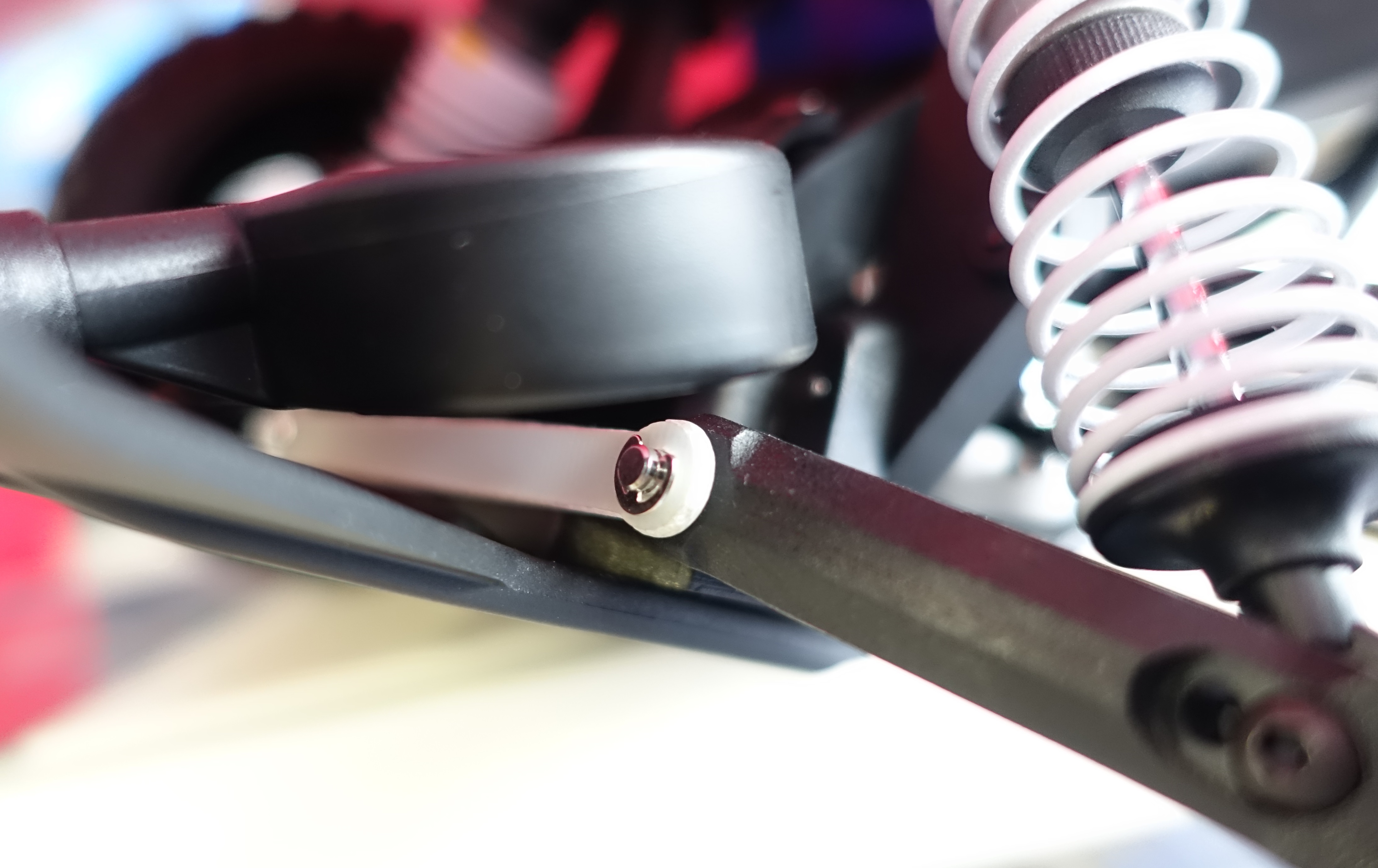 mit Stiften 2640 und montierter TRAXXAS® 2532 T-Bar aus Fiberglas