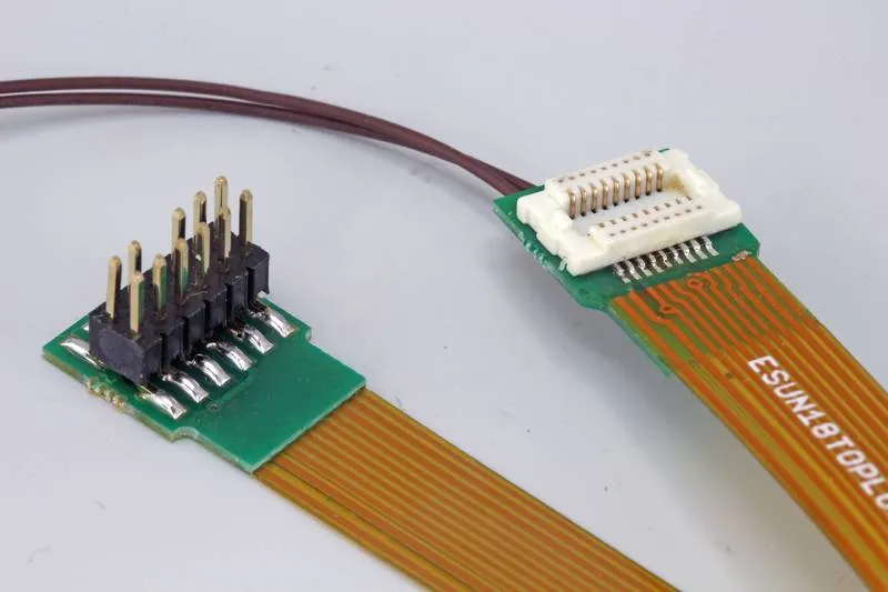 ESU 51997 Adapterplatine 18-pol Next-18 Buchse auf PluX12 Flex 88 mm Schrumpfschlauch