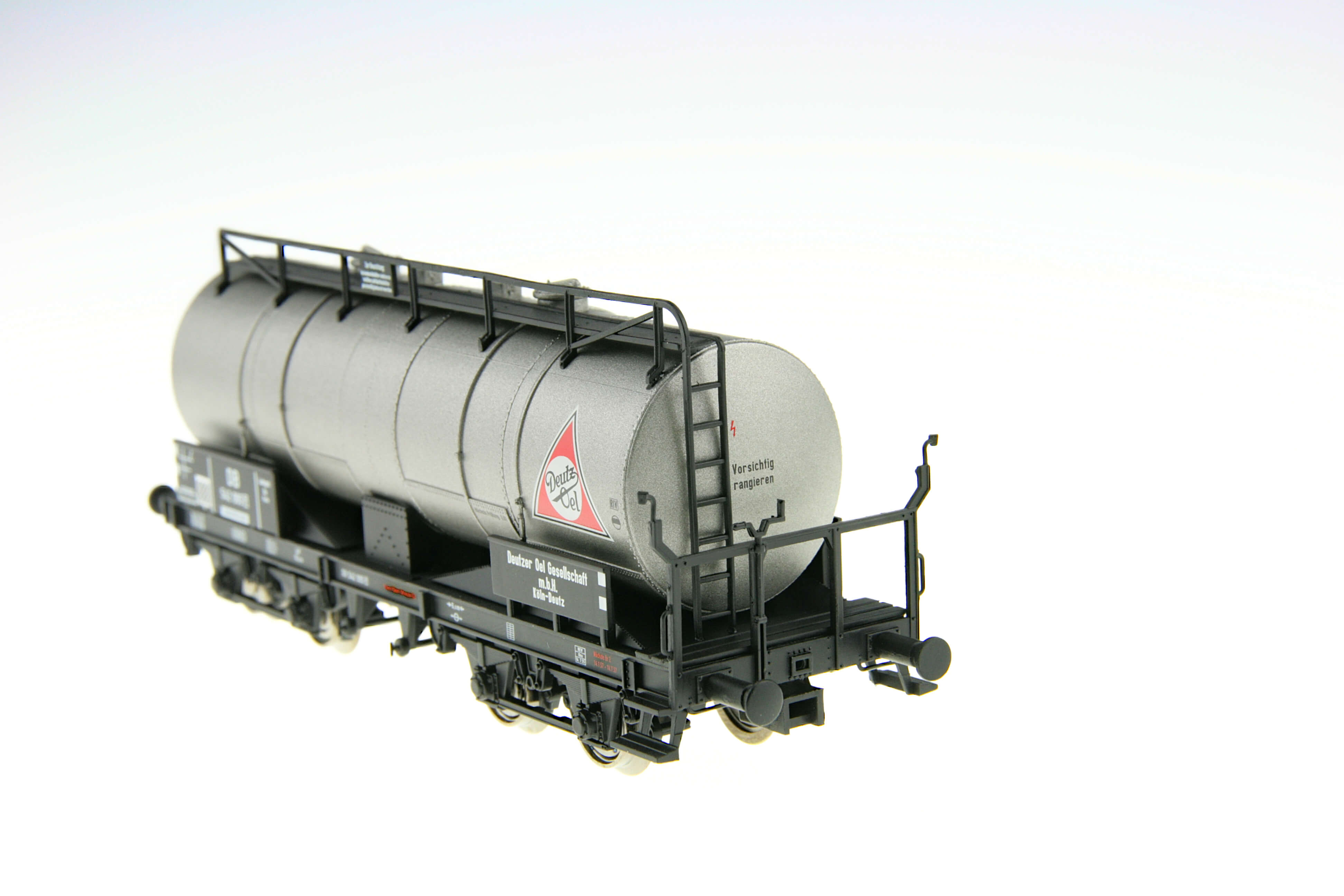 BRAWA 47089 4-achsiger Kesselwagen Krupp "Deutz Öl" der DB