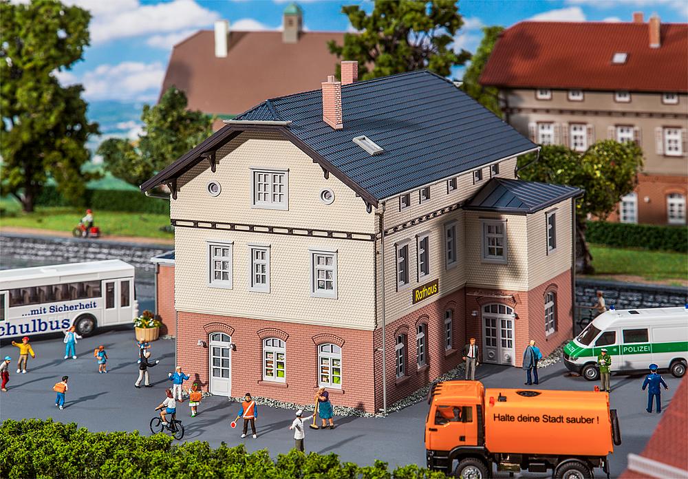 Faller 130457 Rathaus mit Schule